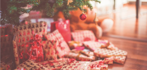 Presentes de Natal embaixo de uma árvore decorada.