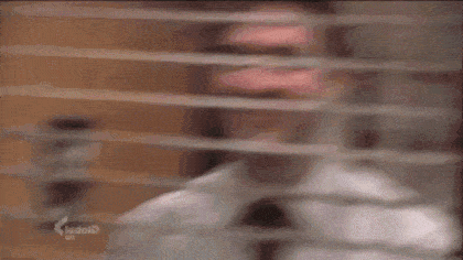 Personagem Jim Halpert de The Office olhando entre as frestas de uma cortina.