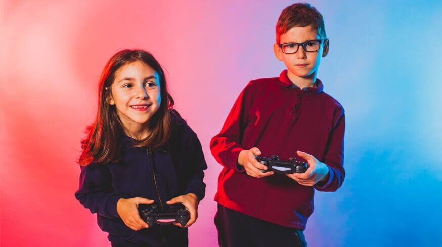 uma menina e um menino, ambos com controles remotos nas mãos jogando jogos virtuais