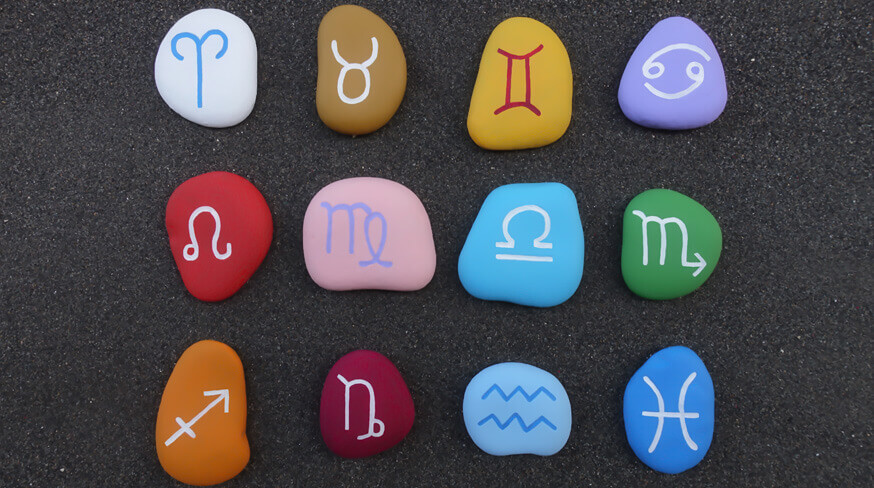 pedras com os símbolos do zodíaco indicando símbolos que combinam