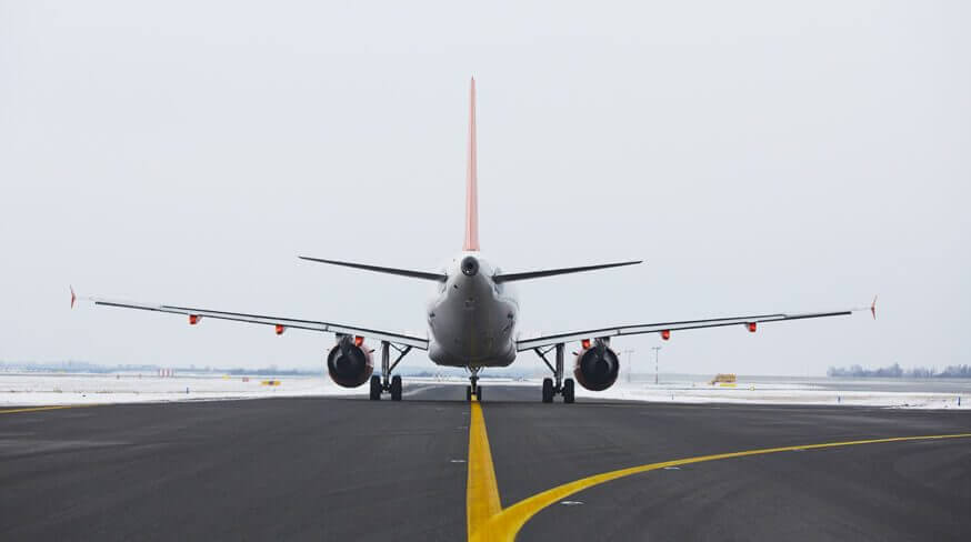 viagens de avião sendo ilustradas por um avião na pista preparado para alçar voo