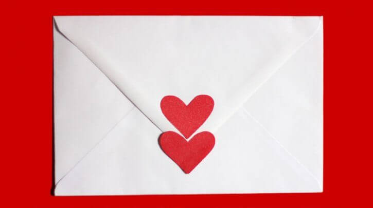 envelope com corações envolvendo uma carta de amor