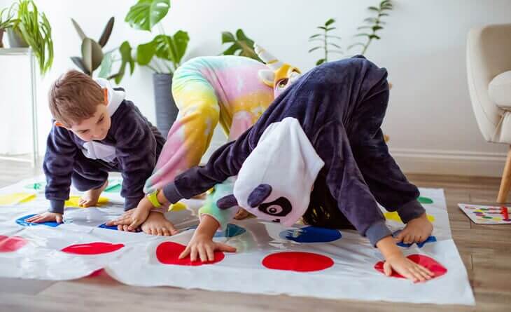 crianças jogando twister de pijama